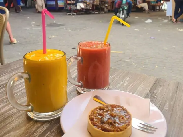 Fresh fruit smoothies and a pastry at a Medina cafe